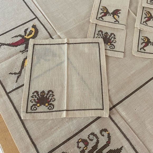 Vintage marine life table topper w/6 cocktail napkins hand cross stitched linen - Picture 3 of 8